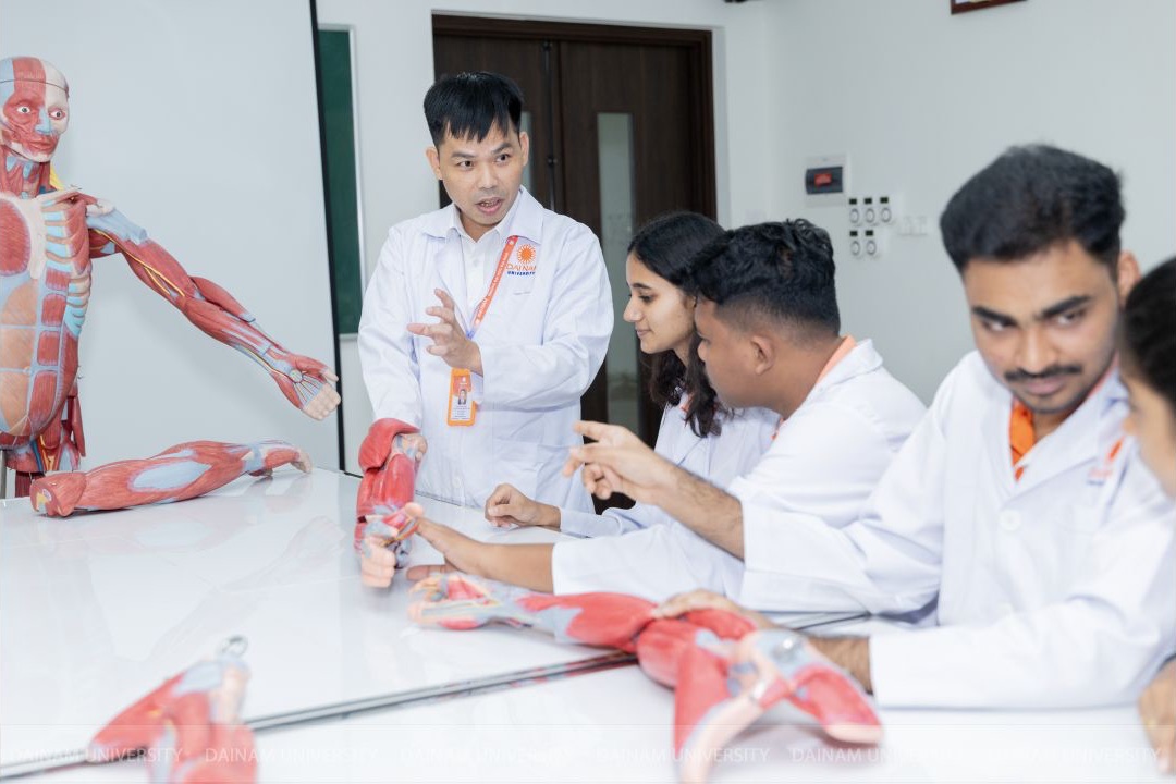Dai Nam University lecturer teaching anatomy to international medical students